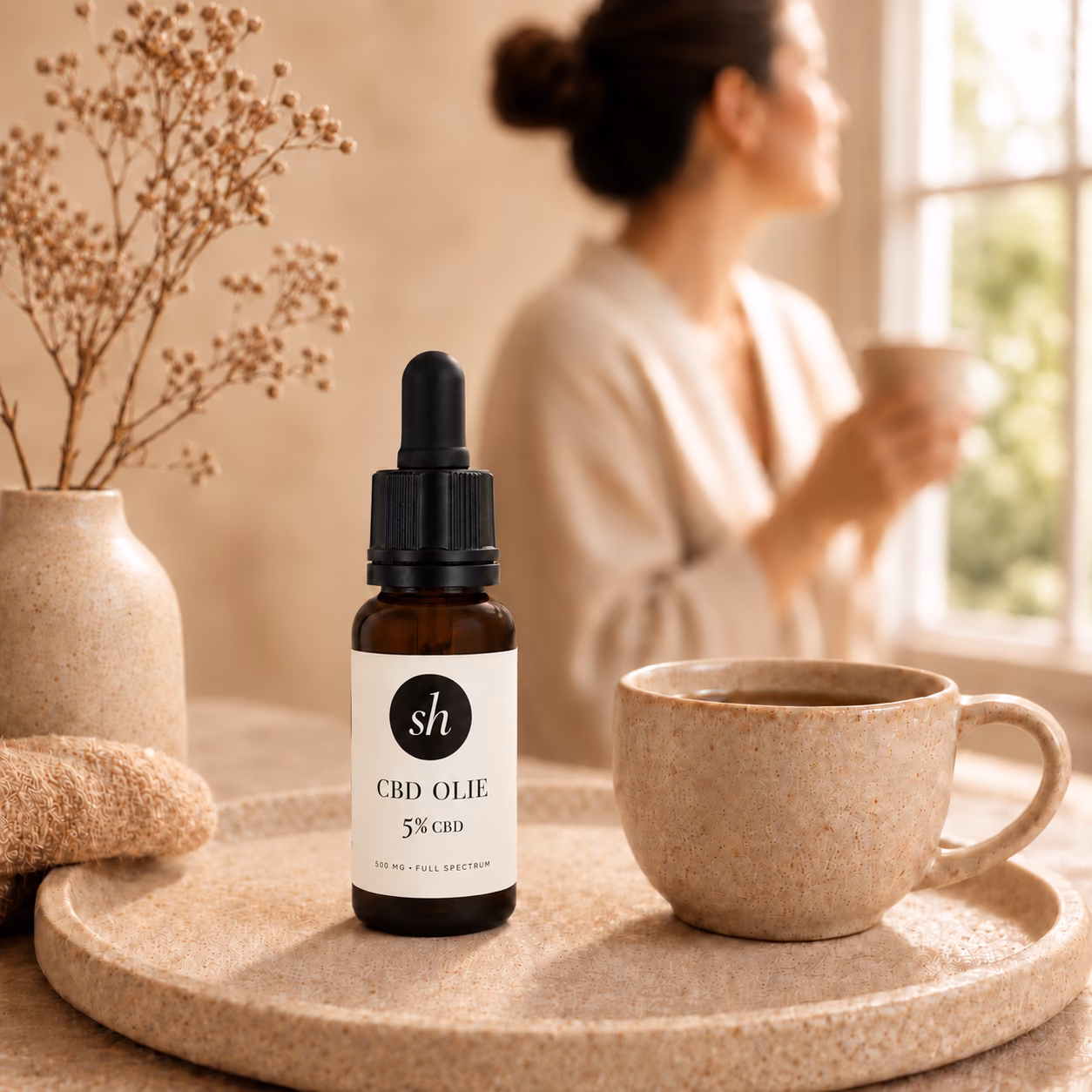 CBD olie 5% full spectrum op dienblad met kop thee